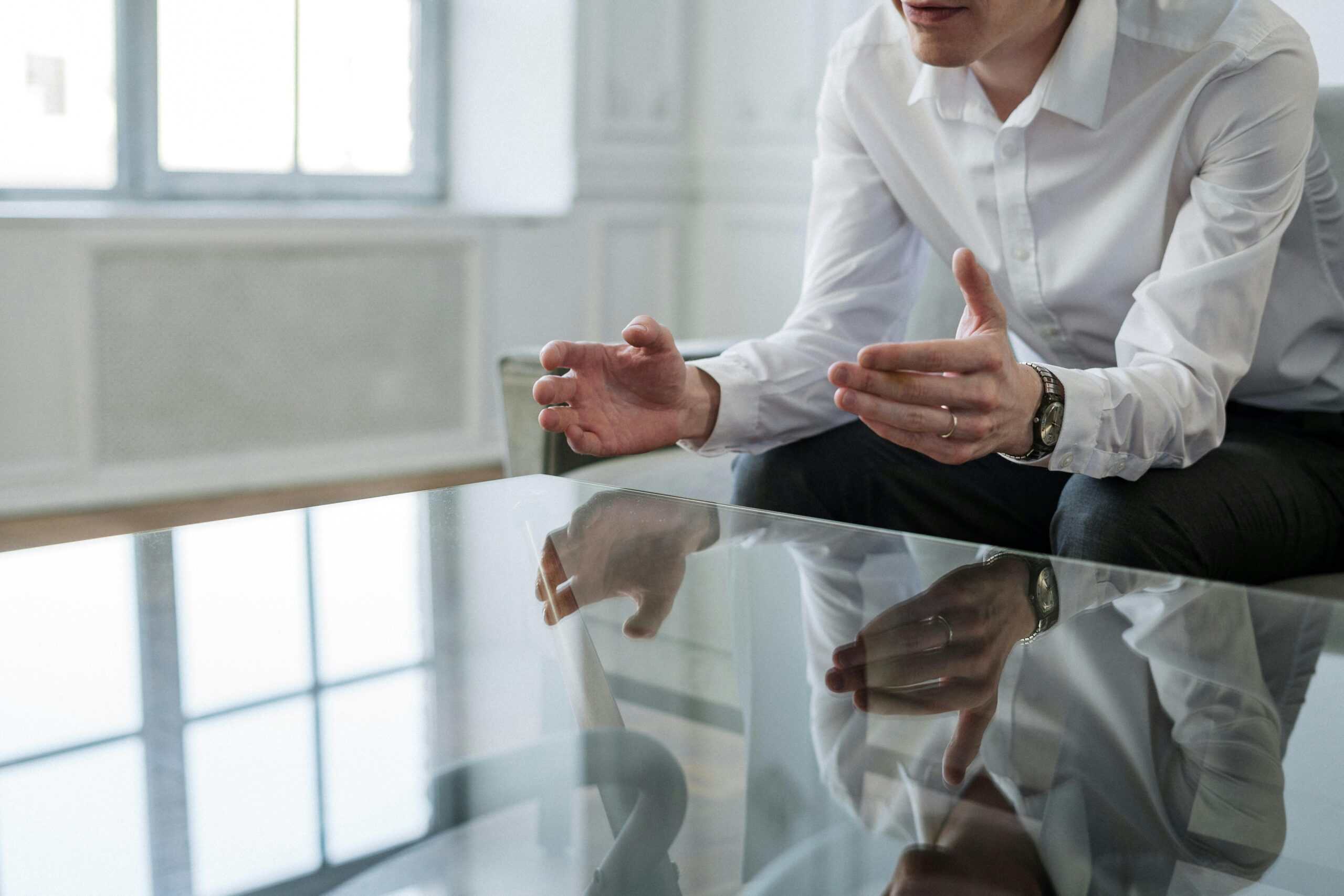 Persona en conversación reflexiva durante una sesión de desarrollo personal